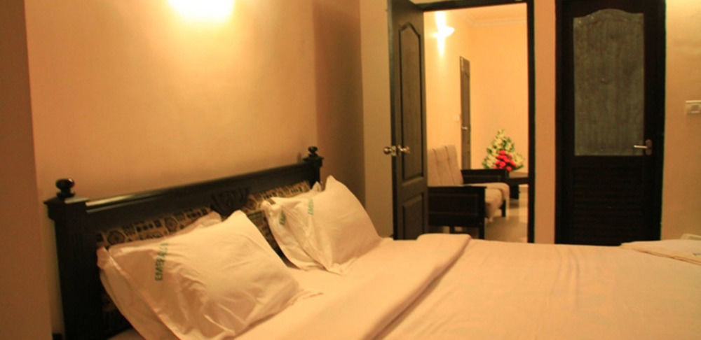 Hotel Emerald Inn Munnar Bagian luar foto